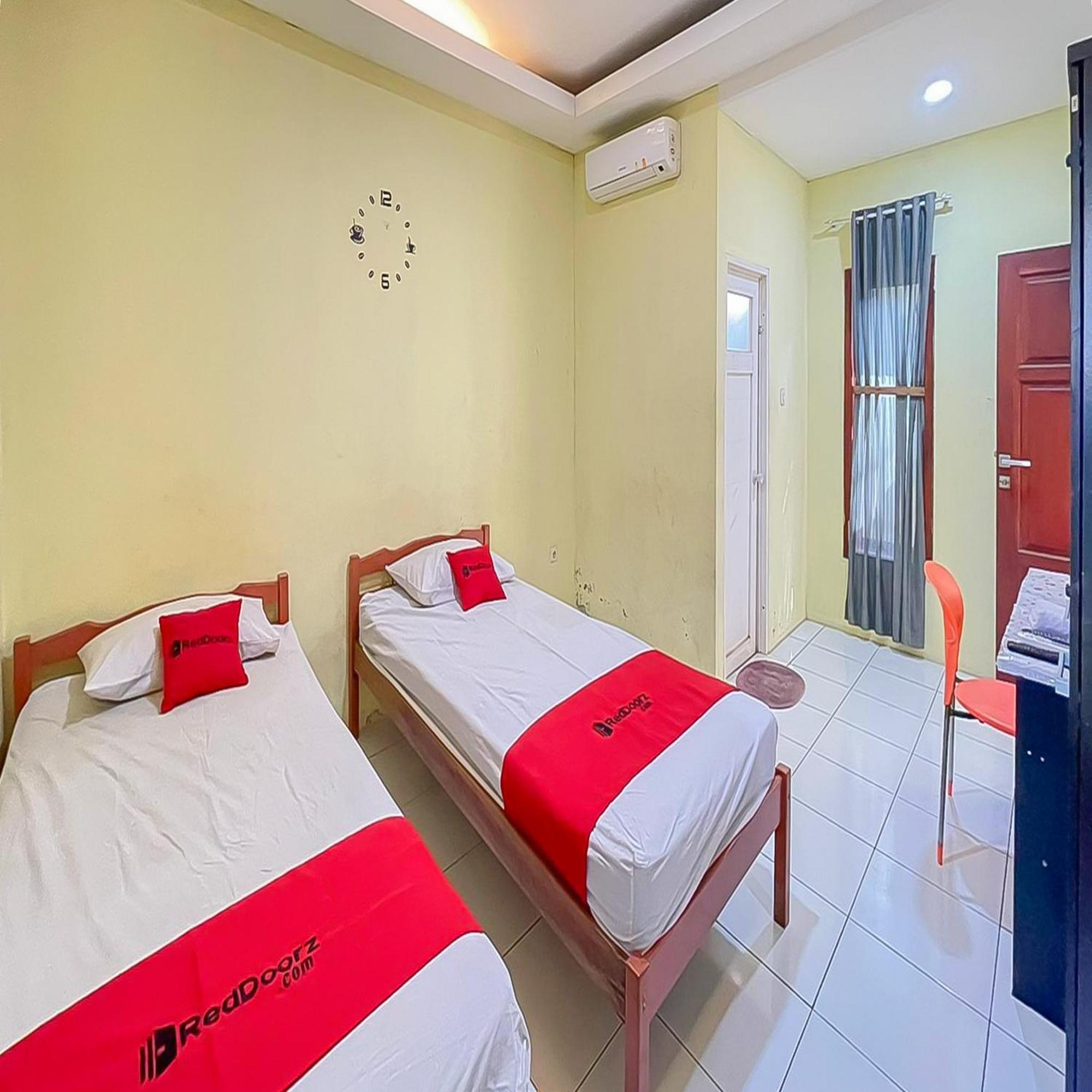 Reddoorz At Wahidin Street Cirebon Hotel Ngoại thất bức ảnh