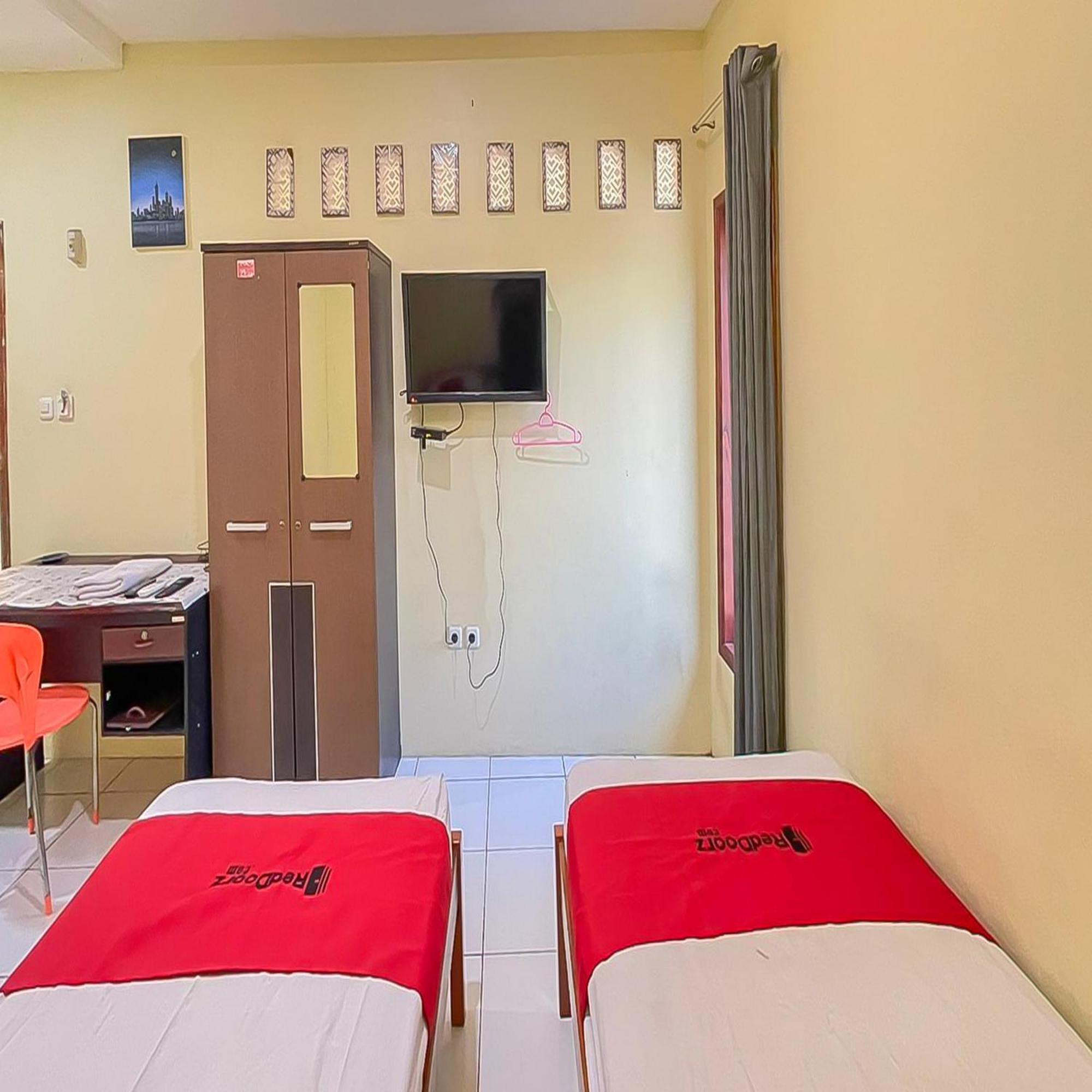 Reddoorz At Wahidin Street Cirebon Hotel Ngoại thất bức ảnh